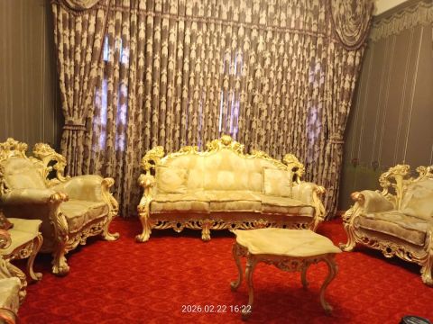 Dönem mobilyalarıyla döşenmiş salon