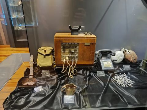 Sahra telefonu ve askerî malzemeler