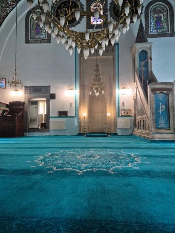 Innenraum — Mihrab und türkisfarbener Teppich