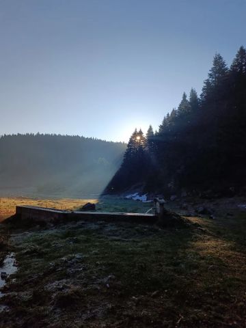 Yayla evi ve sabah ışığı