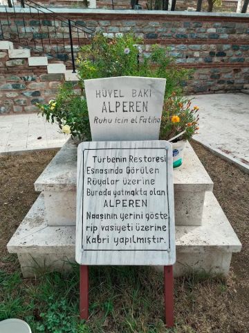 Alperen kabrinin hikâyesini anlatan levha