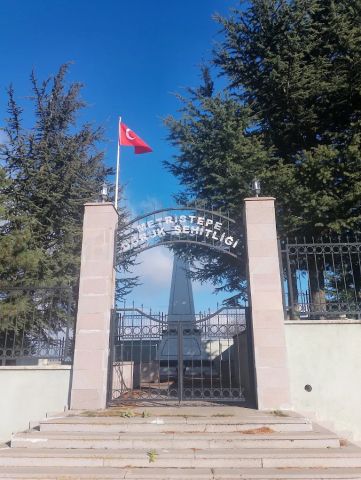 Eingang zum Friedhof Metristepe Doruk