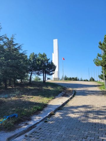 Der Weg hinauf zum Denkmal
