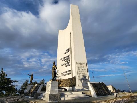 Das Denkmal unter bewölktem Himmel