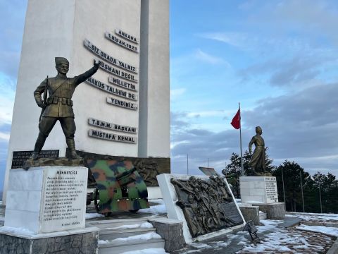 Soldatenstatue und Atatürks Worte