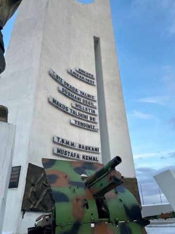 Inschrift und historisches Geschütz