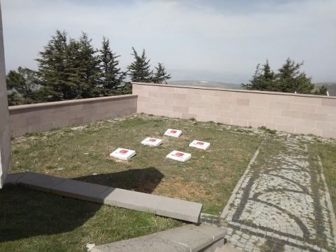 Die Gedenkstätte und der Blick über Bilecik